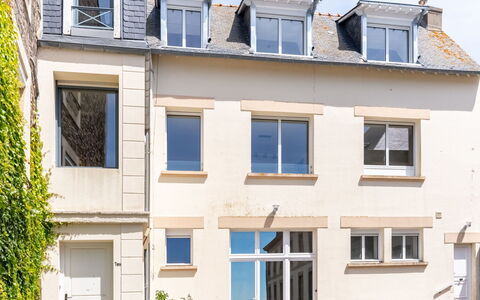 Saint Malo 435: Bygning, Vindue, Ejendom, Blå, Azure, Dør, Arkitektur, Hus, Himmel