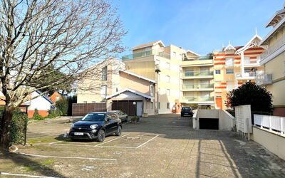 Arcachon 332: Bil, Himmel, Bygning, Ejendom, Køretøj, Plante, Vejbelægning, Træ, Hjul