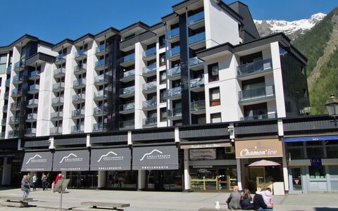L'Outa: Himmel, Bygning, Ejendom, Vindue, Urban Design, Ejerlejlighed, Bjerg, Højhus, City, Boligområde