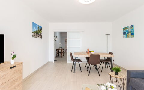 Les Trois Caps: Møbel, Bord, Bygning, Træ, Belysning, Gulvbelægning, Indretning, Hus, Etage, Stol