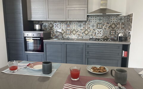 Casa Vacanze la Faiola: Bordservice, Cabinetry, Countertop, Ejendom, Møbel, Køkken, Køkken Apparat, Bord, Komfur, Tallerkner