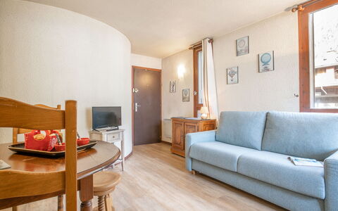 Le Mummery: Møbel, Bord, Komfort, Bygning, Azure, Couch, Træ, Indretning, Etage, Stue