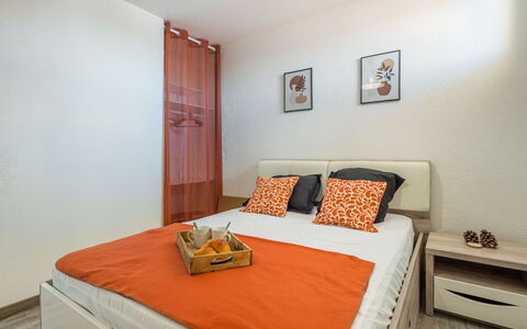Babel: Møbel, Ejendom, Komfort, Træ, Orange, Pude, Indretning, Bord, Bed Frame, Etage