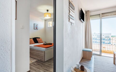 Babel: Møbel, Bygning, Komfort, Bord, Træ, Arkitektur, Bed Frame, Indretning, Gulvbelægning, Etage