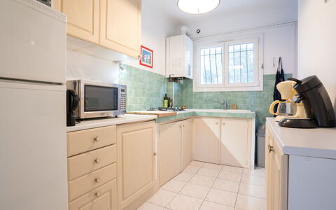 Le Darling: Cabinetry, Countertop, Bygning, Skuffe, Håndvask, Belysning, Køkken, Kommode, Indretning, Dresser
