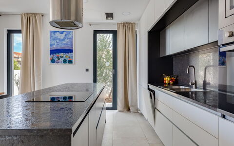 Inizio: Countertop, Cabinetry, Ejendom, Møbel, Bygning, Køkken, Køkken Apparat, Køkkenvask, Tap, Indretning