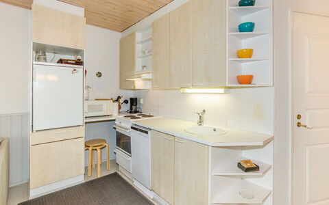 Loma-Koli 6: Køkken, Countertop, Indretning, Køkken Apparat, Træ, Gulvbelægning, Cabinetry, Møbel, Loft, Større Bandage