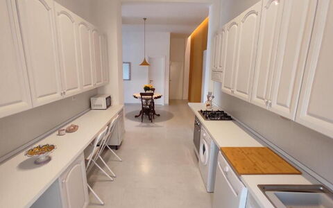 Tre Donne: Cabinetry, Møbel, Bygning, Bord, Indretning, Arkitektur, Køkken, Gulvbelægning, Etage