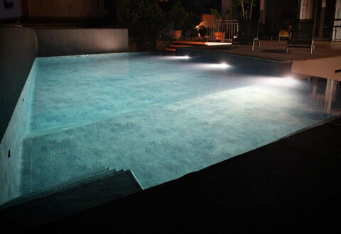 Tre Donne: Vand, Svømmepøl, Rektangel, Træ, Vejbelægning, Gulvbelægning, Kompositmateriale, Toner Og Skygger, Græs, Bygning