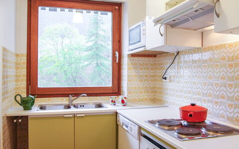 Les Aiguilles du Brévent: Køkkenvask, Cabinetry, Countertop, Tap, Ejendom, Vindue, Håndvask, Bygning, Køkken, Træ