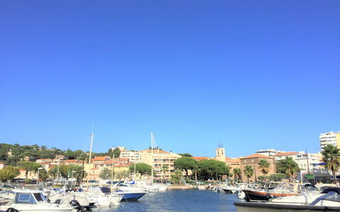 Sainte Maxime 225: Vand, Himmel, Båd, Vandfartøjer, Daytime, Sø, Bygning, Træ, Vandvej, Køretøj