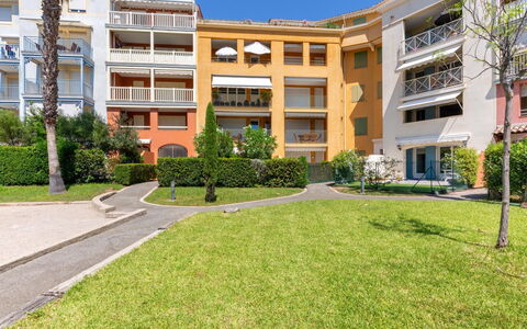 Sainte Maxime 225: Vand, Himmel, Plante, Bygning, Azure, Naturlige Landskab, Træ, Krop Af Vand, Strand, Terræn
