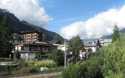 Chamonix 380: Sky, Himmel, Plante, Ejendom, Bjerg, Bygning, Træ, Vindue, Naturlige Landskab, Highland
