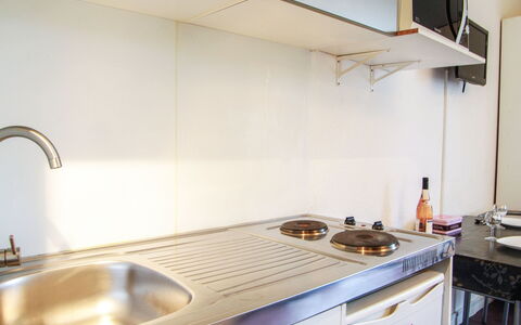 Chamonix 380: Køkkenvask, Cabinetry, Håndvask, Bygning, Køkken, Træ, Tap, Komfur, Køkken Apparat, Countertop