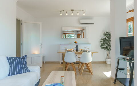 Can Llorenc Sea Views: Bord, Billedramme, Møbel, Ejendom, Træ, Indretning, Belysning, Plante, Cabinetry, Etage