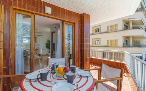 Can Llorenc Sea Views: Møbel, Ejendom, Bord, Azure, Træ, Bordservice, Indretning, Orange, Belysning, Arkitektur