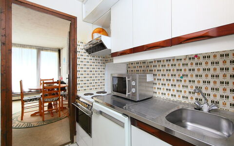 Les Pècles: Countertop, Køkkenvask, Cabinetry, Håndvask, Ejendom, Møbel, Tap, Sanitærarmatur, Køkken, Træ
