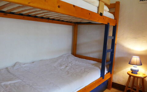 Les Pècles: Seng, Køjeseng, Værelse, Møbel, Ejendom, Hostel, Soveværelse, Attic, Bed Frame, Bjælke