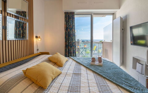 Arcachon 240: Indretning, Møbel, Seng, Soveværelse, Etage, Gulvbelægning, Væg, Værelse, Træ, Loft