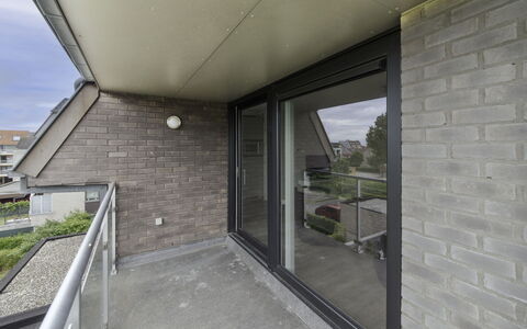 Rozenhof with Parking: Plante, Ejendom, Bygning, Vindue, Skygge, Himmel, Etage, Hus, Kompositmateriale