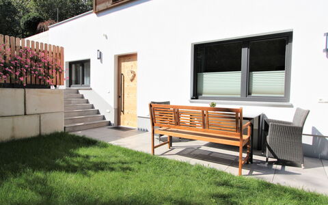 Bernadette: Bygning, Møbel, Ejendom, Vindue, Udendørs Bench, Træ, Arkitektur, Belysning, Land Lot, Hus