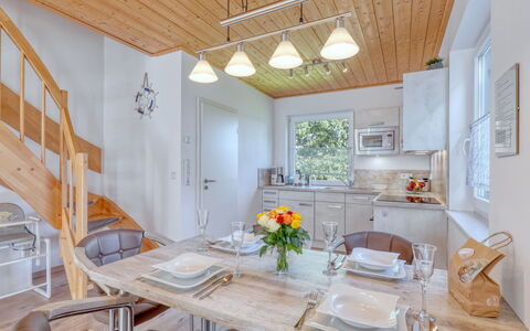 Sundlicht: Møbel, Bord, Ejendom, Blomst, Cabinetry, Plante, Træ, Stol, Indretning, Bygning