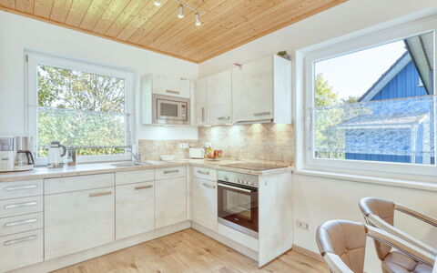 Sundlicht: Cabinetry, Countertop, Ejendom, Vindue, Håndvask, Træ, Køkken, Gulvbelægning, Etage, Indretning