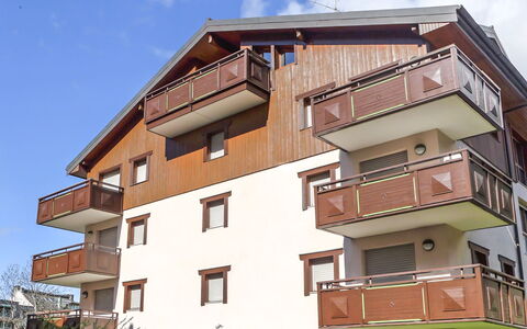 Chamonix 480: Himmel, Bygning, Vindue, Sky, Plante, Hus, Urban Design, Kompositmateriale, Træ