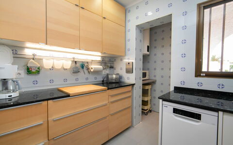 Villa Panorama: Countertop, Cabinetry, Ejendom, Bygning, Køkken Apparat, Vindue, Køkken, Komfur, Træ, Indretning