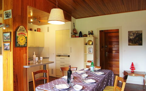 Chamonix 490: Værelse, Spisestue, Ejendom, Bygning, Møbel, Indretning, Loft, Bord, Hus, Ejendom