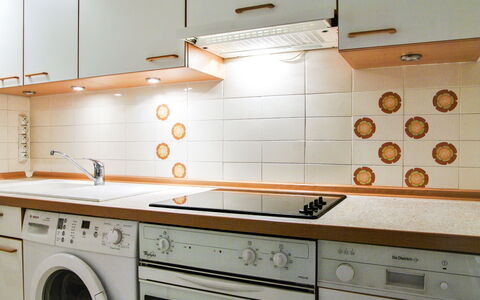 Chamonix 490: Cabinetry, Vaskerum, Ejendom, Countertop, Møbel, Bygning, Komfur, Køkken Apparat, Produkt, Køkken