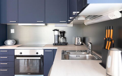 Saana 4: Køkken Apparat, Køkken, Countertop, Større Bandage, Cabinetry, Møbel, Indretning, Husholdningsapparat, Komfur, Gulvbelægning