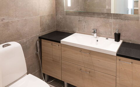 Saana 4: Badeværelsesvask, Gulvbelægning, Etage, Håndvask, Sanitærarmatur, Badeværelsesskab, Indretning, Cabinetry, Badeværelse, Tap