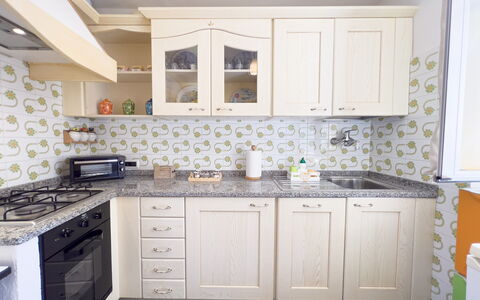 La Casetta Di Emma - Villa Faraldi: Cabinetry, Countertop, Ejendom, Bygning, Møbel, Komfur, Skuffe, Køkken, Tap, Håndvask