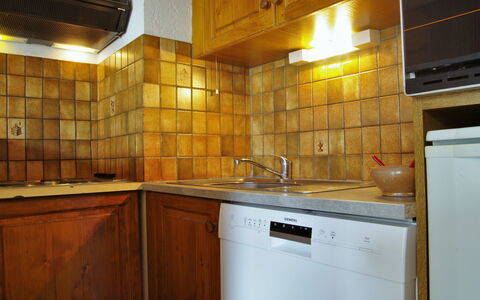 L'Armancette: Countertop, Cabinetry, Køkken, Værelse, Ejendom, Møbel, Belysning, Under-Skabsbelysning, Flise, Bygning