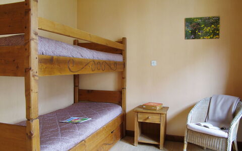 L'Armancette: Seng, Møbel, Værelse, Køjeseng, Soveværelse, Ejendom, Hostel, Bed Frame, Bygning, Hus