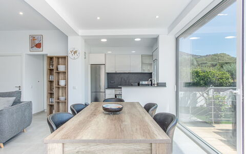 Gironés: Bord, Møbel, Ejendom, Plante, Couch, Cabinetry, Bygning, Stol, Træ, Belysning