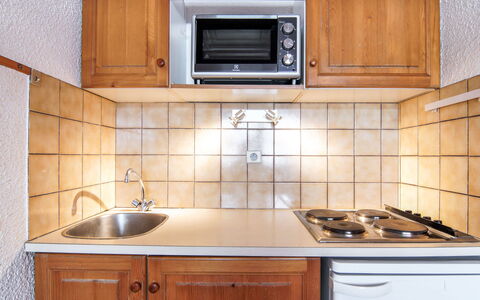 Chamonix 545: Brun, Cabinetry, Køkkenvask, Countertop, Ejendom, Håndvask, Hvid, Blå, Køkken, Sort