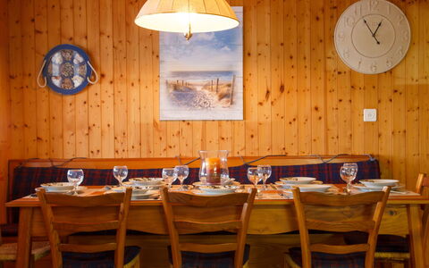 Le Cabanon: Møbel, Træ, Bord, Indretning, Spisestue, Køkken & Spisebord, Belysning, Loft, Bordservice, Stol