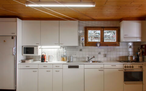 Le Cabanon: Køkken, Køkken Apparat, Countertop, Større Bandage, Køkkenvask, Cabinetry, Gulvbelægning, Træ, Håndvask, Indretning