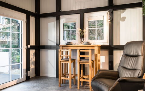 Tiny Haus Westerwald 16 Red: Møbel, Ejendom, Bord, Vindue, Bygning, Træ, Indretning, Arkitektur, Stol
