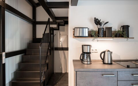 Tiny Haus Westerwald 16 Red: Køkkenvask, Ejendom, Cabinetry, Countertop, Bygning, Håndvask, Træ, Indretning, Køkken Apparat, Arkitektur
