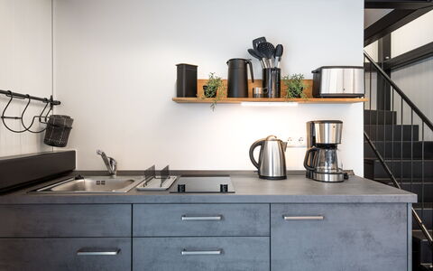 Tiny Haus Westerwald 16 Blue: Cabinetry, Tap, Køkkenvask, Håndvask, Countertop, Ejendom, Møbel, Køkken, Sort, Belysning