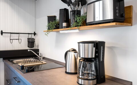 Tiny Haus Westerwald 16 Green: Ejendom, Countertop, Bordservice, Køkken Apparat, Køkken, Plante, Produkt, Cabinetry, Komfur, Indretning