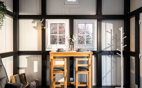 Tiny Haus Westerwald 16 Green: Møbel, Ejendom, Sort, Vindue, Bygning, Bord, Træ, Indretning, Gulvbelægning