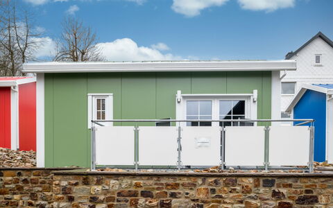 Tiny Haus Westerwald 16 Green: Sky, Himmel, Daytime, Bygning, Vindue, Blå, Træ, Arkitektur, Hus, Land Lot