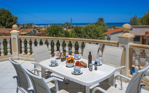 Villa Polonia Mouche: Bord, Bordservice, Møbel, Himmel, Ejendom, Bygning, Stol, Udendørs Bord, Azure, Udendørs Møbler