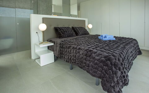Villa Atina: Bygning, Komfort, Belysning, Træ, Gulvbelægning, Indretning, Etage, Bed Frame, Bildesign