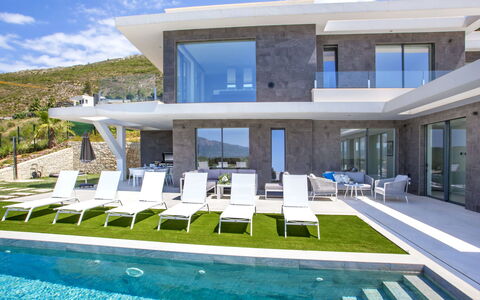 Villa Atina: Himmel, Sky, Vand, Ejendom, Svømmepøl, Vindue, Plante, Azure, Skygge, Udendørs Møbler
