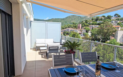 Indigo Bay: Bord, Møbel, Plante, Bordservice, Bygning, Azure, Stol, Skygge, Blomsterkrukke, Himmel